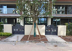 重庆某园林工程公司安装铁艺门