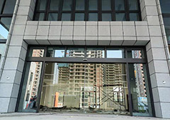 重庆医院玻璃自动感应伸缩门升级--安全便捷双倍保障